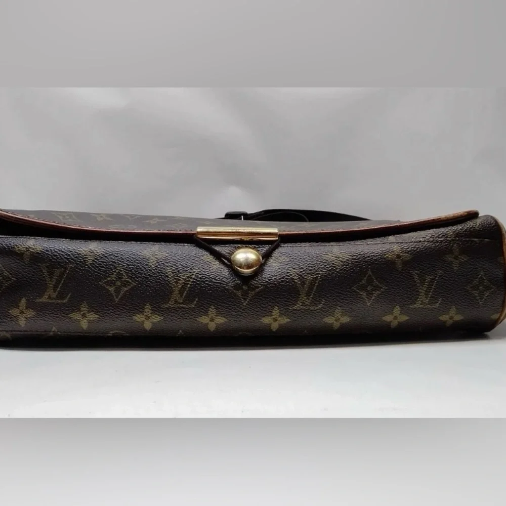 Louis Vuitton Abbesses messenger bag which features the brand's iconic monogram - Picture 4 of 8